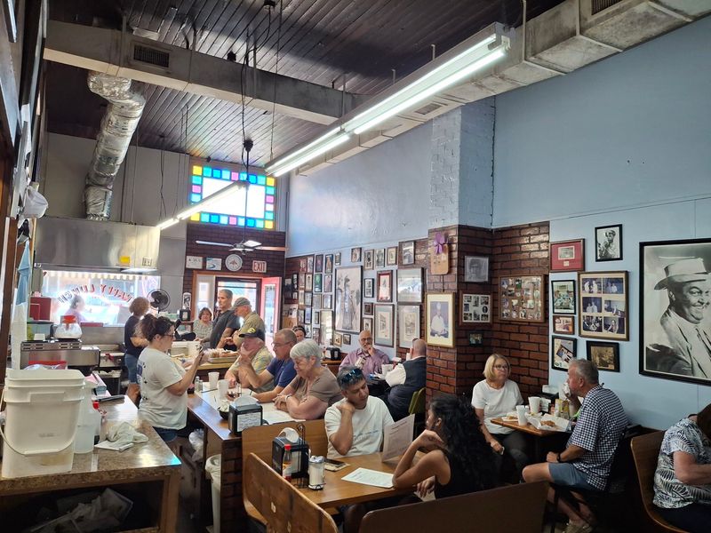 10 Hole-In-The-Wall North Carolina Eateries Most Locals Secretly Wish You'd Never Find - Decor Hint Snappy Lunch, Mount Airy