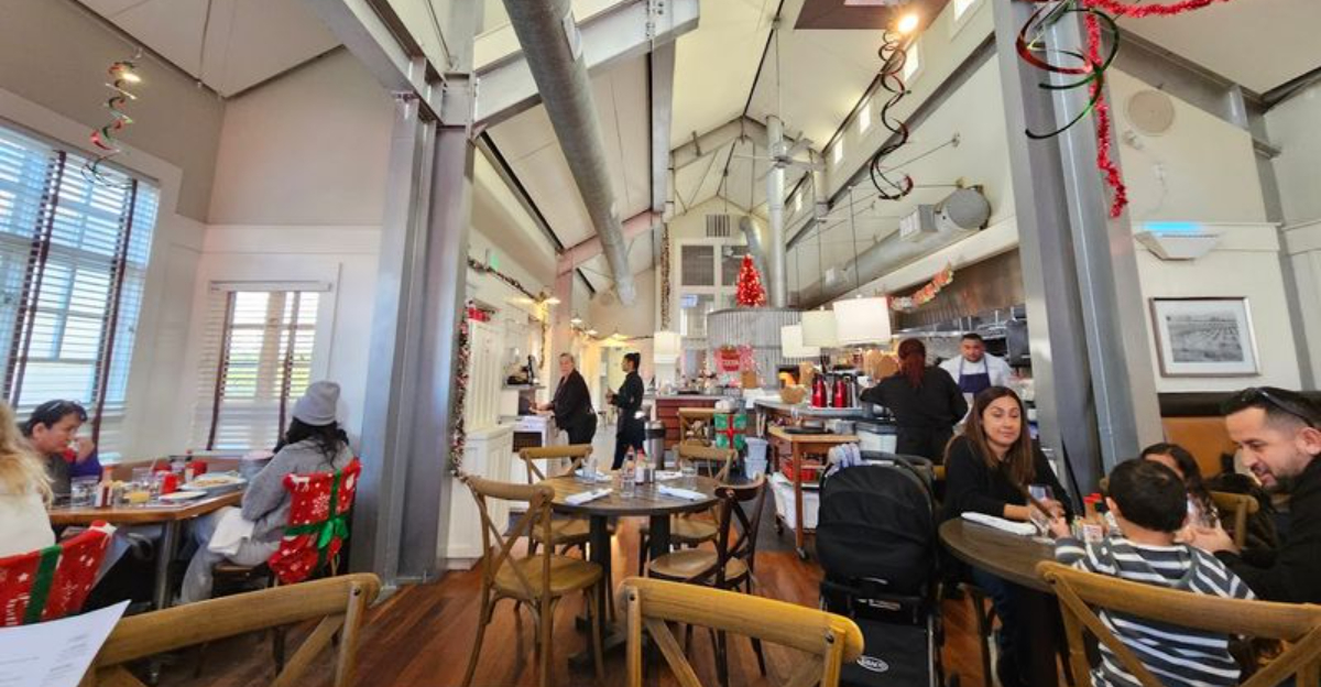 12 California Spots Where The Best Order Depends Completely On What Time Of Day You Show Up - Decor Hint