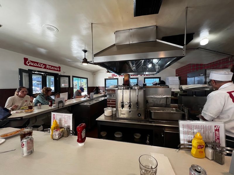 14 California Cheeseburgers So Good You'll Be Craving Them Long After The Last Bite - Decor Hint The Apple Pan, Los Angeles