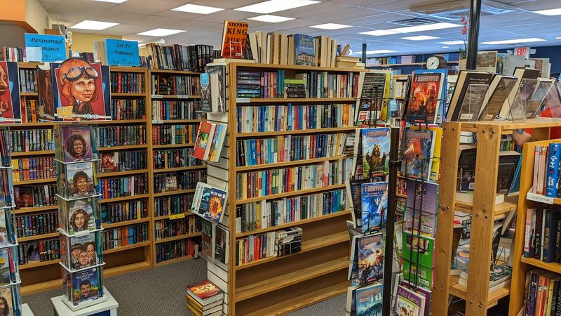This Quirky Georgia Bookstore Has More Than 300,000 Books Waiting To Be Explored - Decor Hint Over 40,000 Titles And Counting