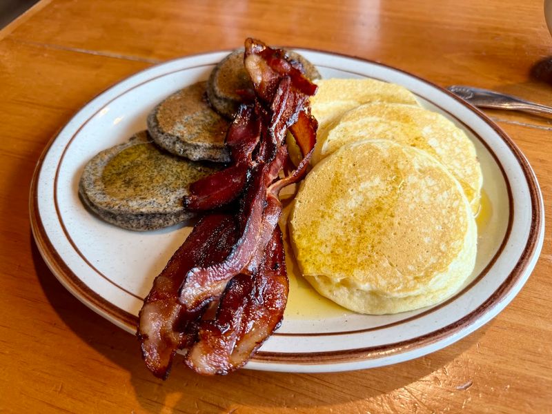 This Classic New Hampshire Restaurant Serves Pancakes You'll Never Forget - Decor Hint Pancake Varieties That Wow