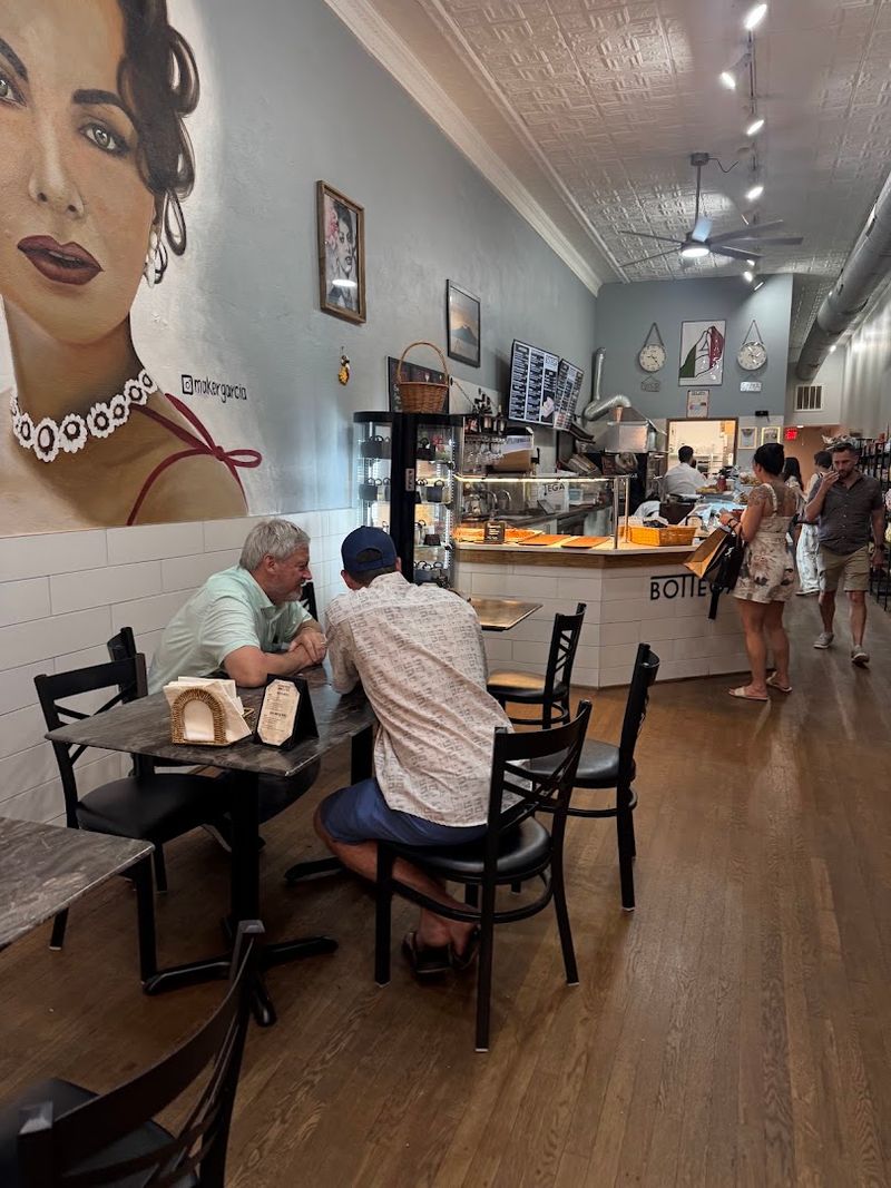 A Historic Italian Market Hides One Of Georgia's Most Beloved Pizzerias - Decor Hint Marietta Square Provides The Perfect Setting