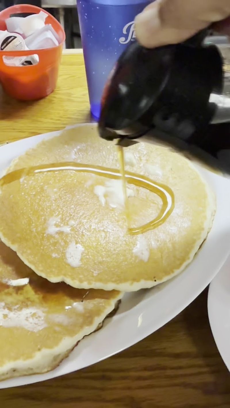 We Found A Cozy Florida Diner That Is Keeping The Soul Of The Classic Breakfast Alive - Decor Hint Breakfast Hours Worth Waking For