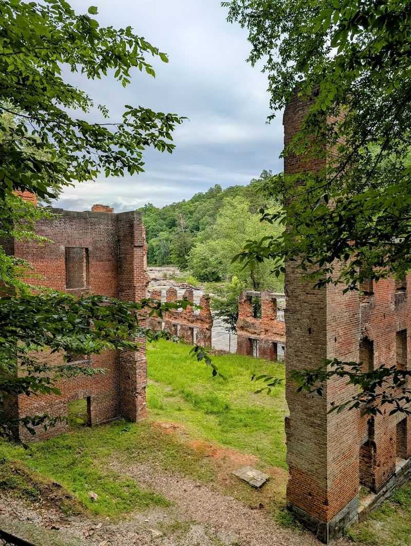 An Eerie Ghost Town Is Lurking In Georgia And It's Straight Out Of A Nightmare - Decor Hint When The Mill Became History