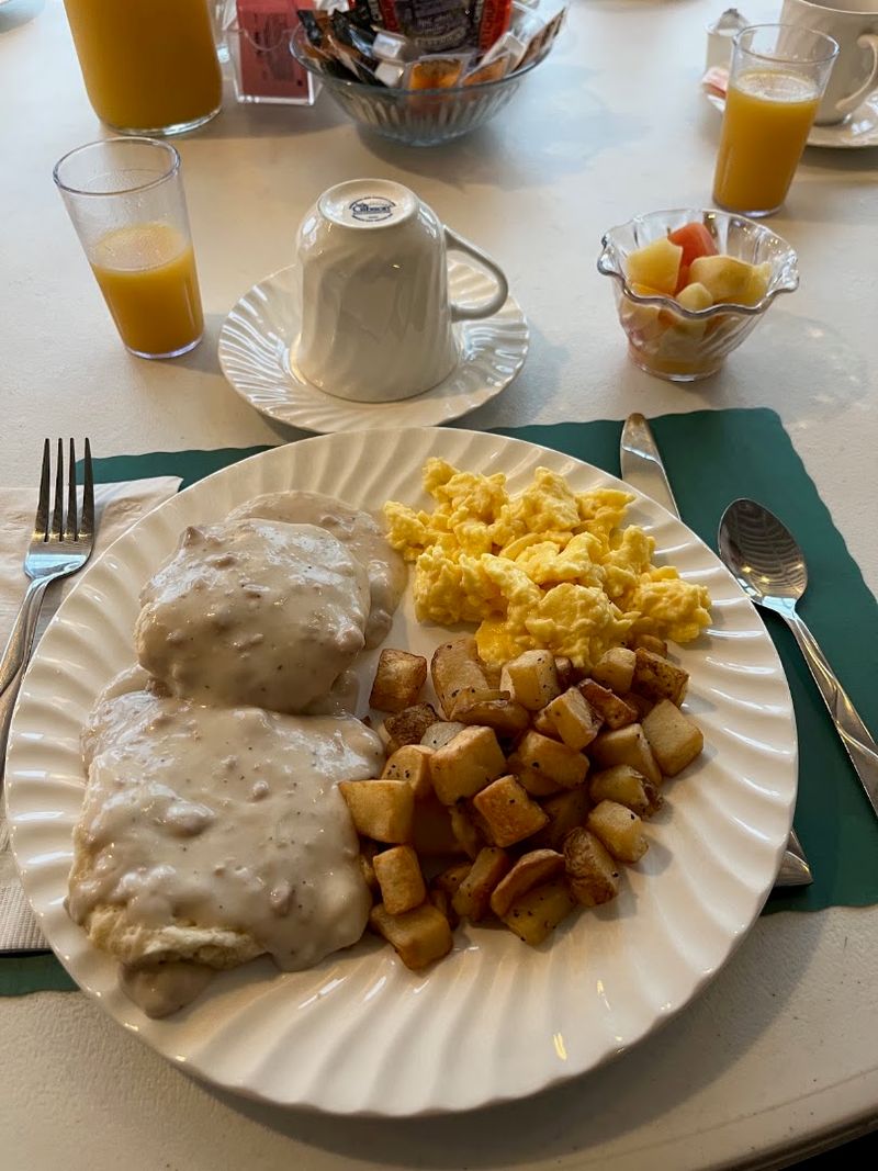 This Romantic Nebraska River Cruise Feels Like A Trip Down The Seine - Decor Hint Morning Breakfast Worth Waking For