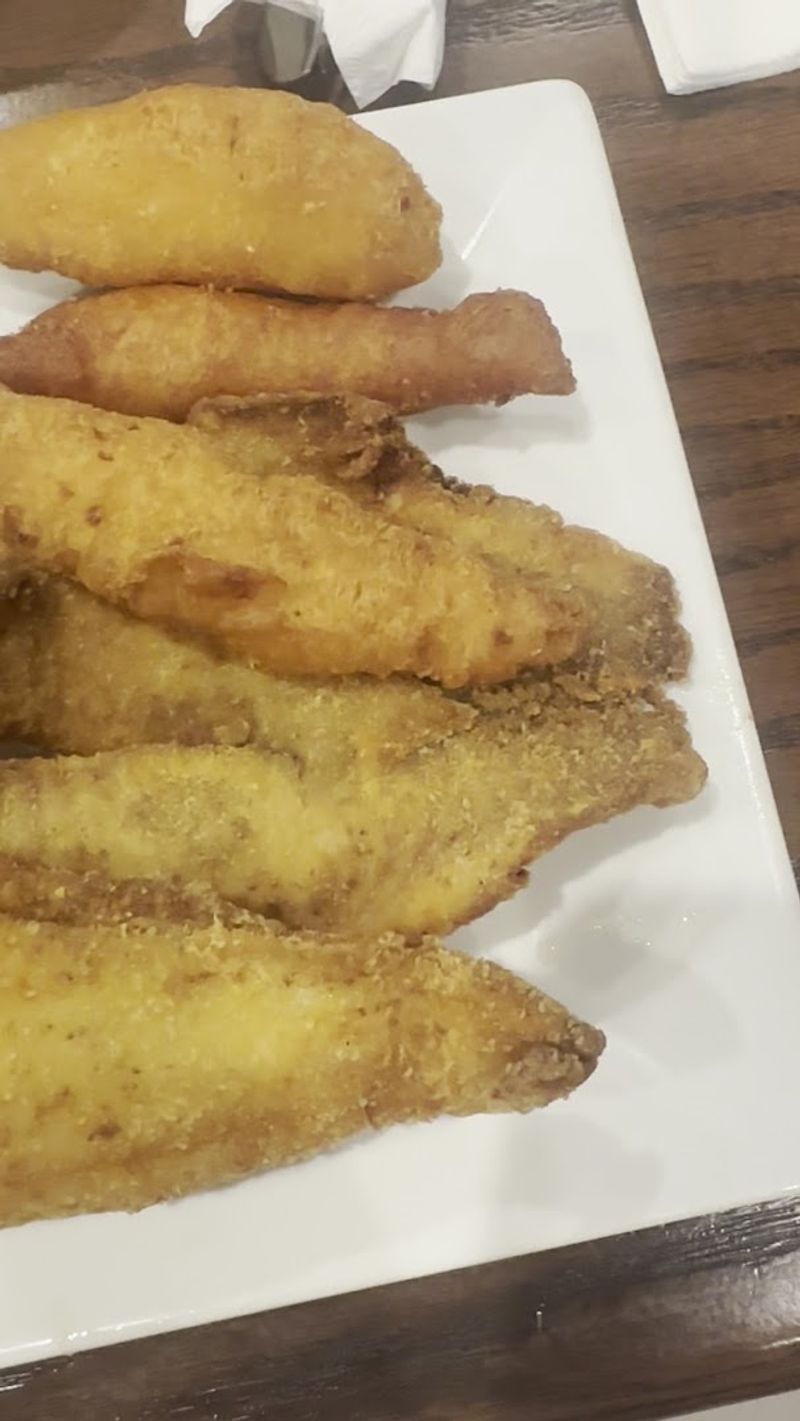 You Can Enjoy A Full Georgia Seafood Platter At This No-Frills Shack - Decor Hint Fried Flounder That Earns Every Penny