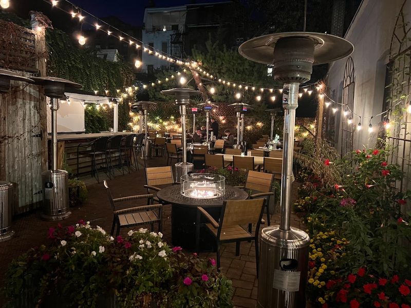 This Old-School Italian Restaurant In Connecticut Serves The Kind Of Food That's Winning Hearts Across The State - Decor Hint Reservations Make Busy Evenings Much Easier