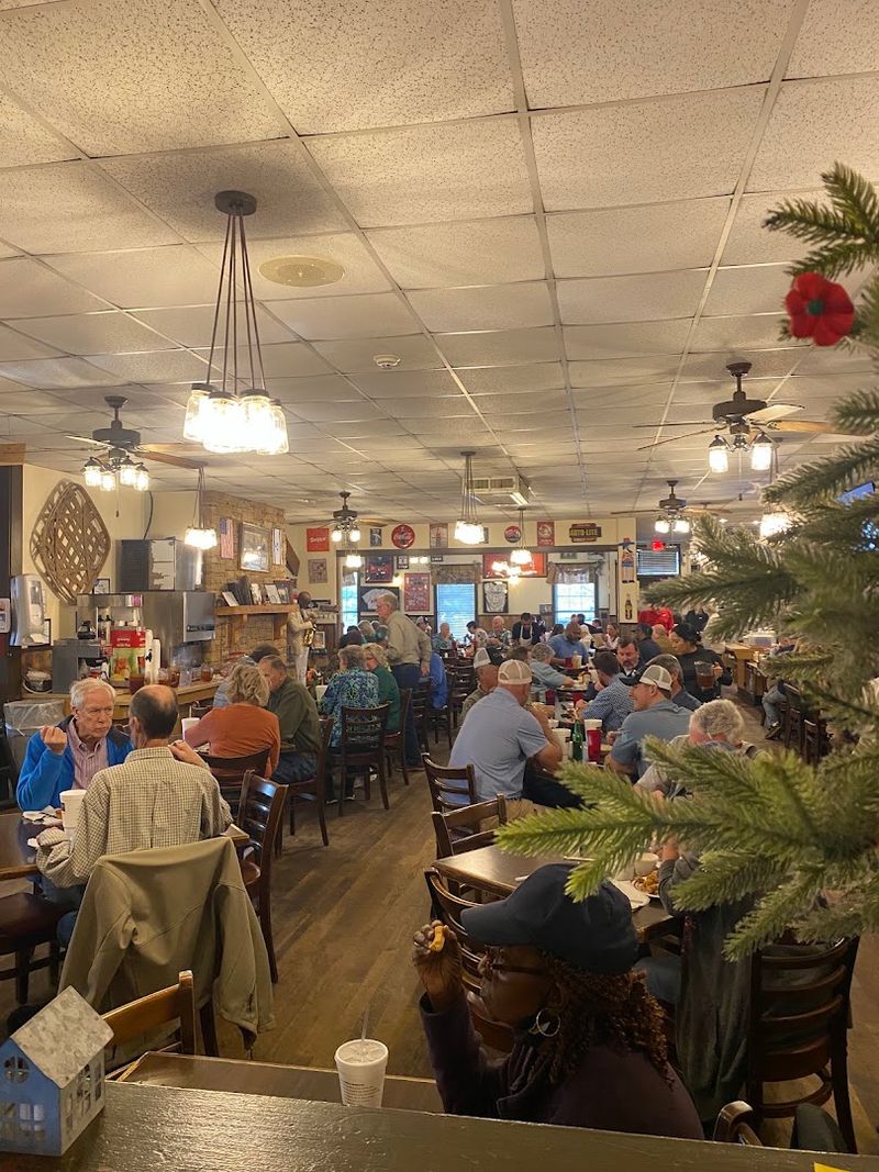 This Georgia Cafeteria Serves Southern Favorites That Keep Locals Coming Back - Decor Hint The Cafeteria Line That Never Quits