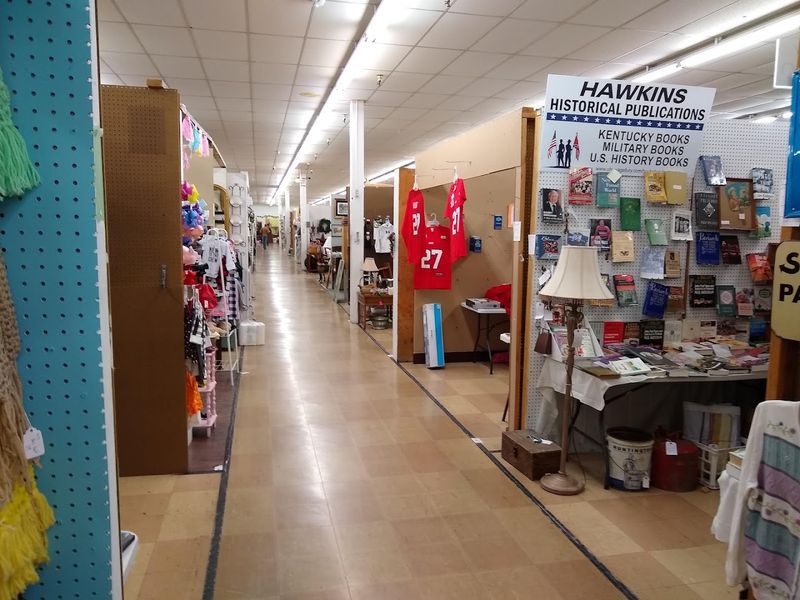 Amish Finds, Vintage Signs And Endless Booths Fill This Massive Indoor Kentucky Market - Decor Hint Why Repeat Visits Are Almost Unavoidable