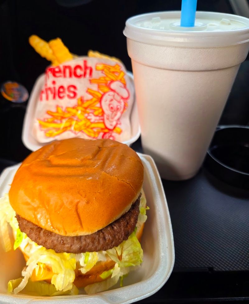 This Retro Drive-In In Kentucky Has Been Serving Burgers The Same Way Since 1947 - Decor Hint The Whizzburger Is The Reason People Drive Across Town