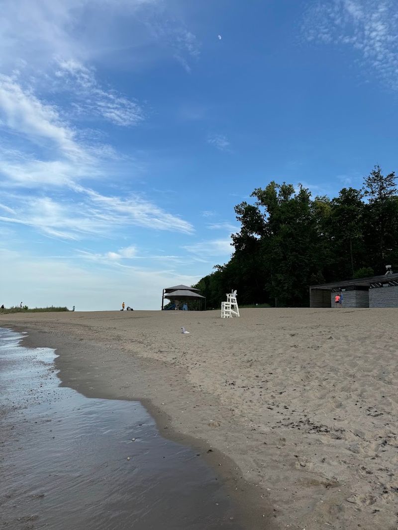 This Peaceful Illinois Beach Is Perfect For Relaxing Day Trips - Decor Hint Eco-Friendly Design That Respects The Landscape