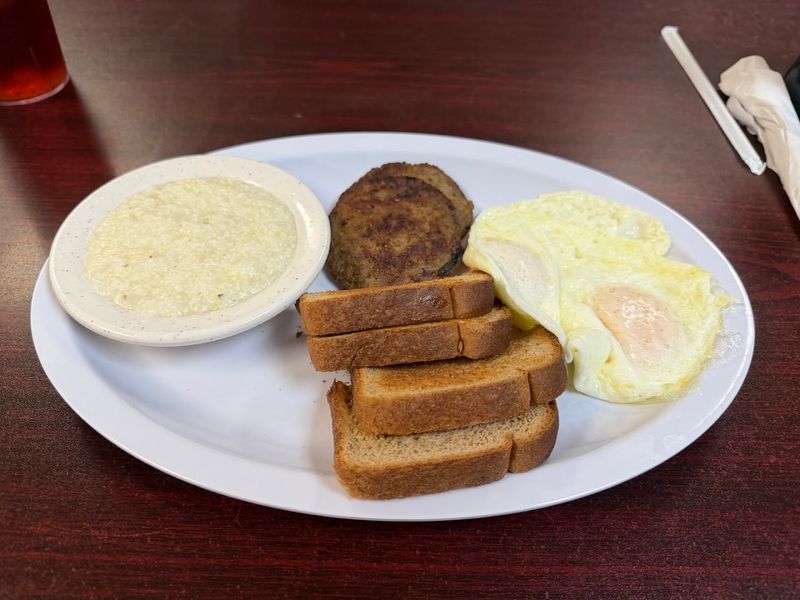 Locals Keep Coming Back To This Georgia Restaurant For One Simple Reason - Decor Hint Prices That Make The Whole Experience Even Better