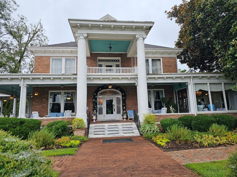 This Is Georgia's Beloved Southern Buffet That Diners Return To Time And Again - Decor Hint The Ghost Story That Adds A Little Extra Flavor
