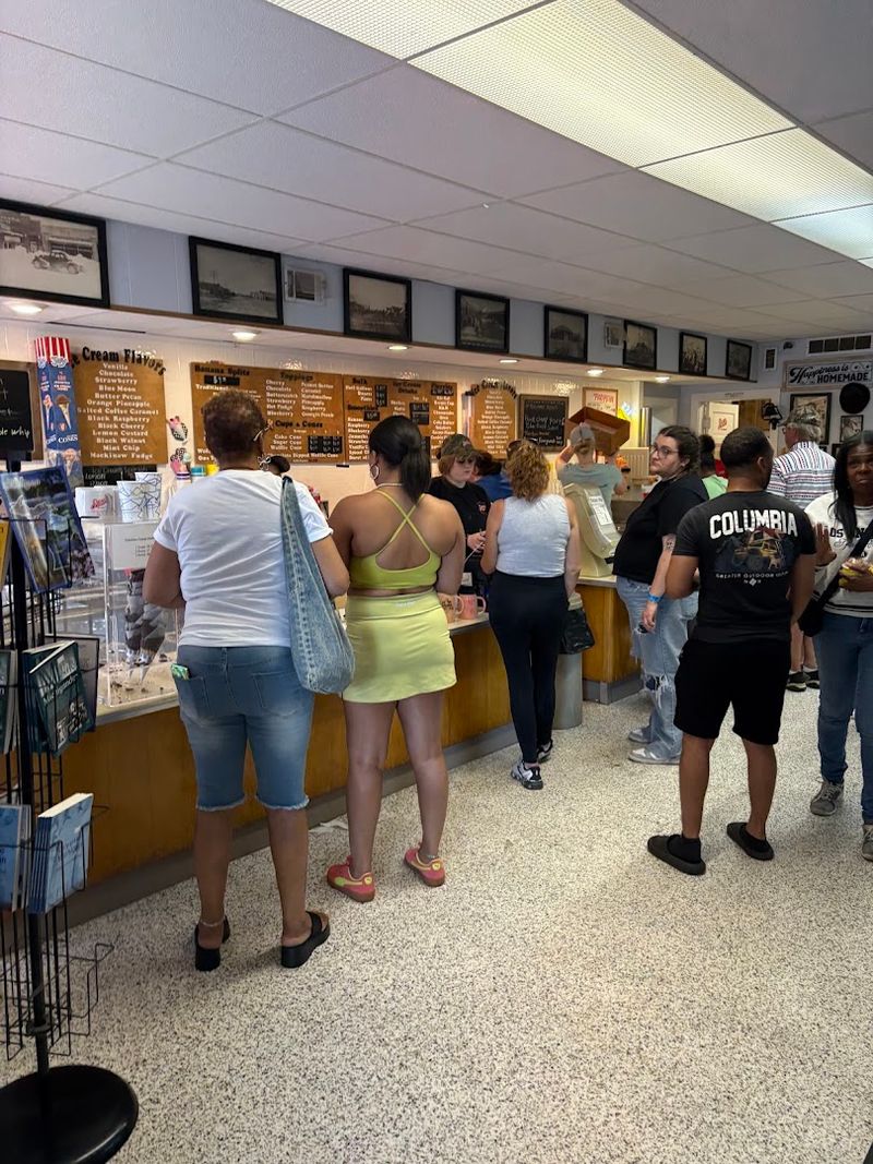 The Banana Split At This Ice Cream Parlor In Michigan Is So Famous, People Drive Hours For It - Decor Hint Why People Drive Hours Without Complaining