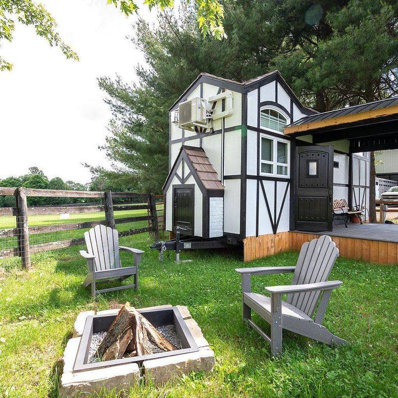 You Can Sleep Inside A Real Castle In Kentucky, And It Feels Like A Fairytale Come True - Decor Hint Why It Deserves A Spot On Your Bucket List