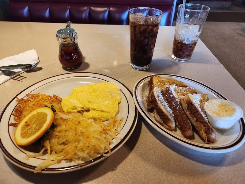 This Idaho Breakfast Buffet Serves Country-Fried Steak, Gravy, And Enough Comfort Food To Ruin Your Plans - Decor Hint Balance The Plate With Eggs Before The Comfort Food Takes Over Completely