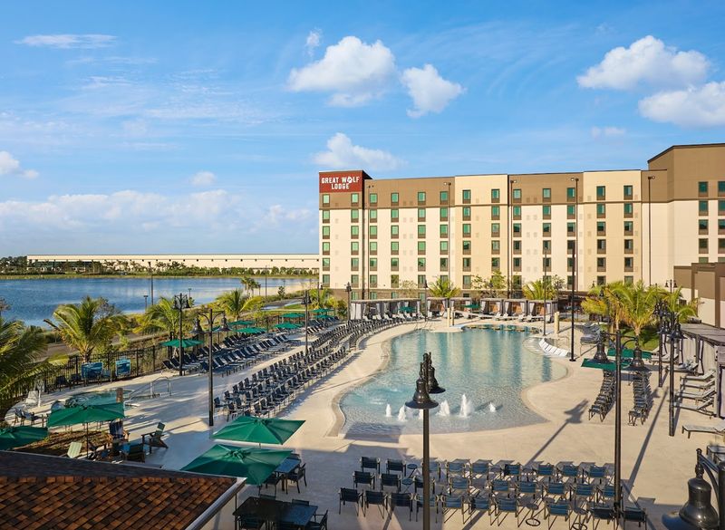 All-In-One Florida Waterpark Resort Where Epic Slides And Indoor Waves Meet Effortless Lodge Dining - Decor Hint The Resort That Does It All