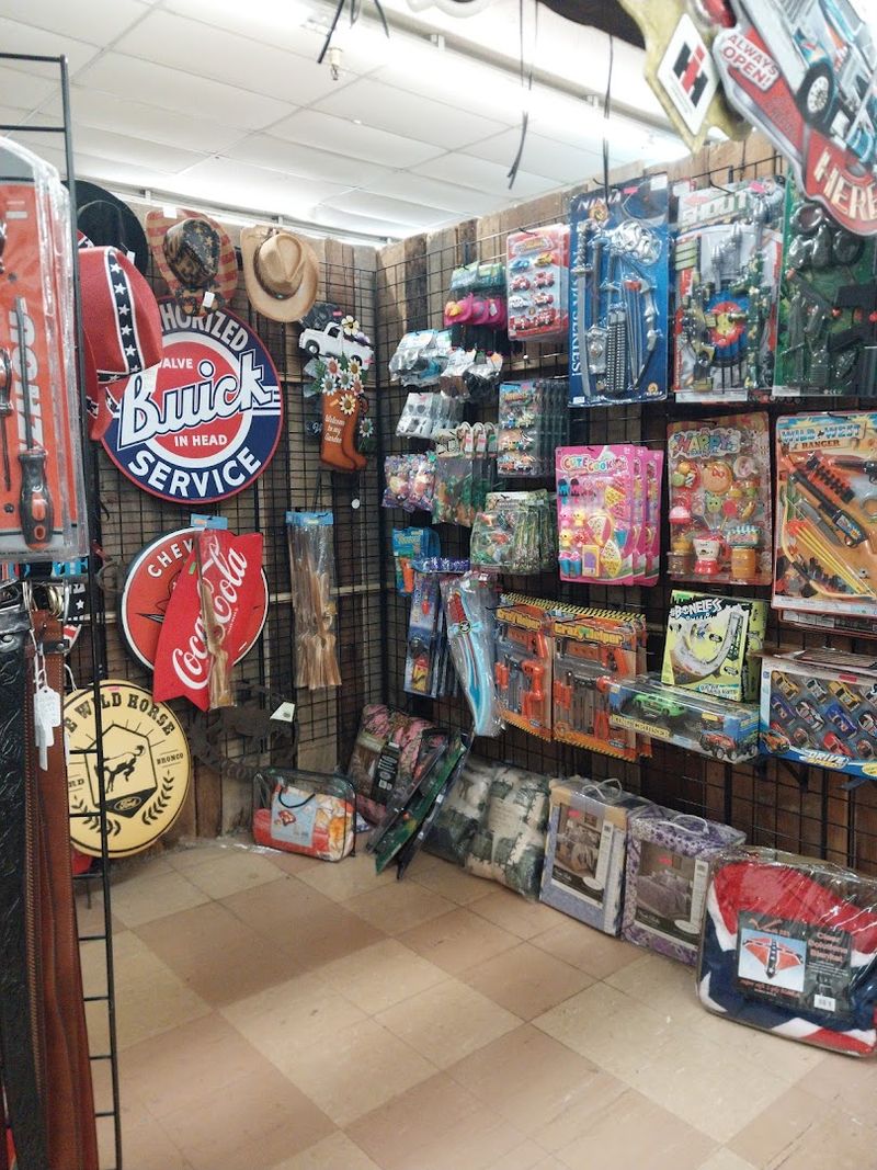 Amish Finds, Vintage Signs And Endless Booths Fill This Massive Indoor Kentucky Market - Decor Hint Vintage Signs That Belong On A Wall In Your Home