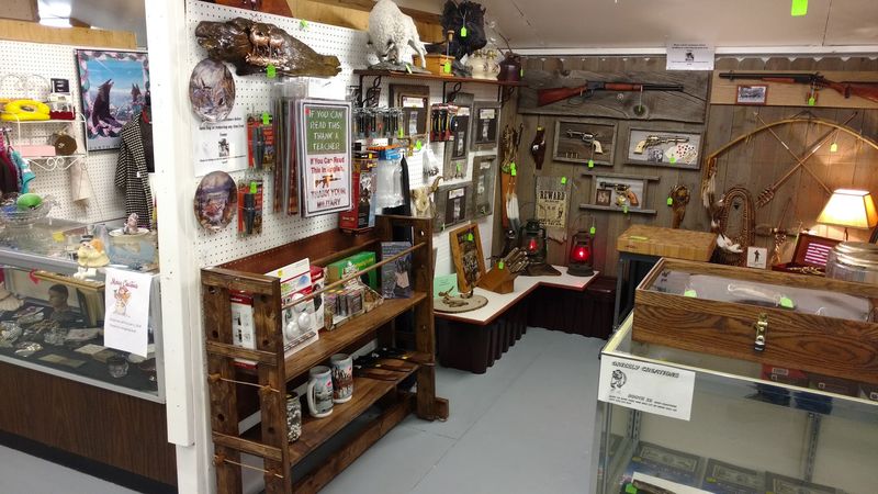This Idaho Vintage Store Is A Goldmine For Rare Home Décor At Surprisingly Good Prices - Decor Hint Old Signs And Framed Prints Add Character Without Feeling Generic