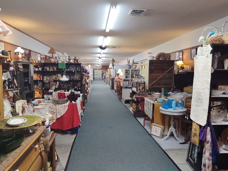 These 10 Kentucky Shops Are Full Of Vintage And Secondhand Fabric Finds - Decor Hint Twin Lakes Antique Mall