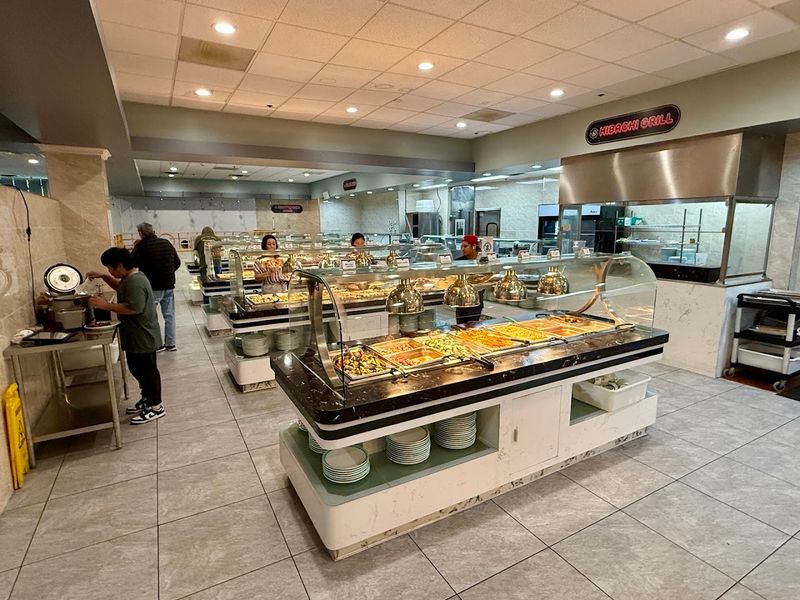 Gohan A.Y.C.E Buffet, Tracy