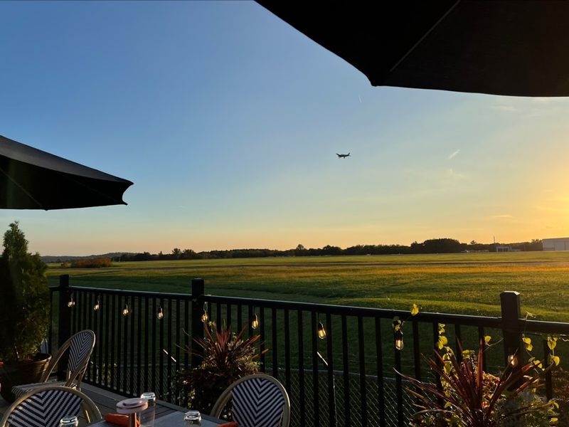 You Can Watch Planes Take Off While Dining At This Connecticut Restaurant - Decor Hint No Two Meals Ever Have Quite The Same Backdrop
