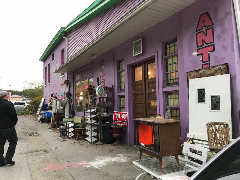 Few Pennsylvania Antique Stores Draw Treasure Hunters Like These 12 - Decor Hint Antique Mall At Ohio River, Pittsburgh