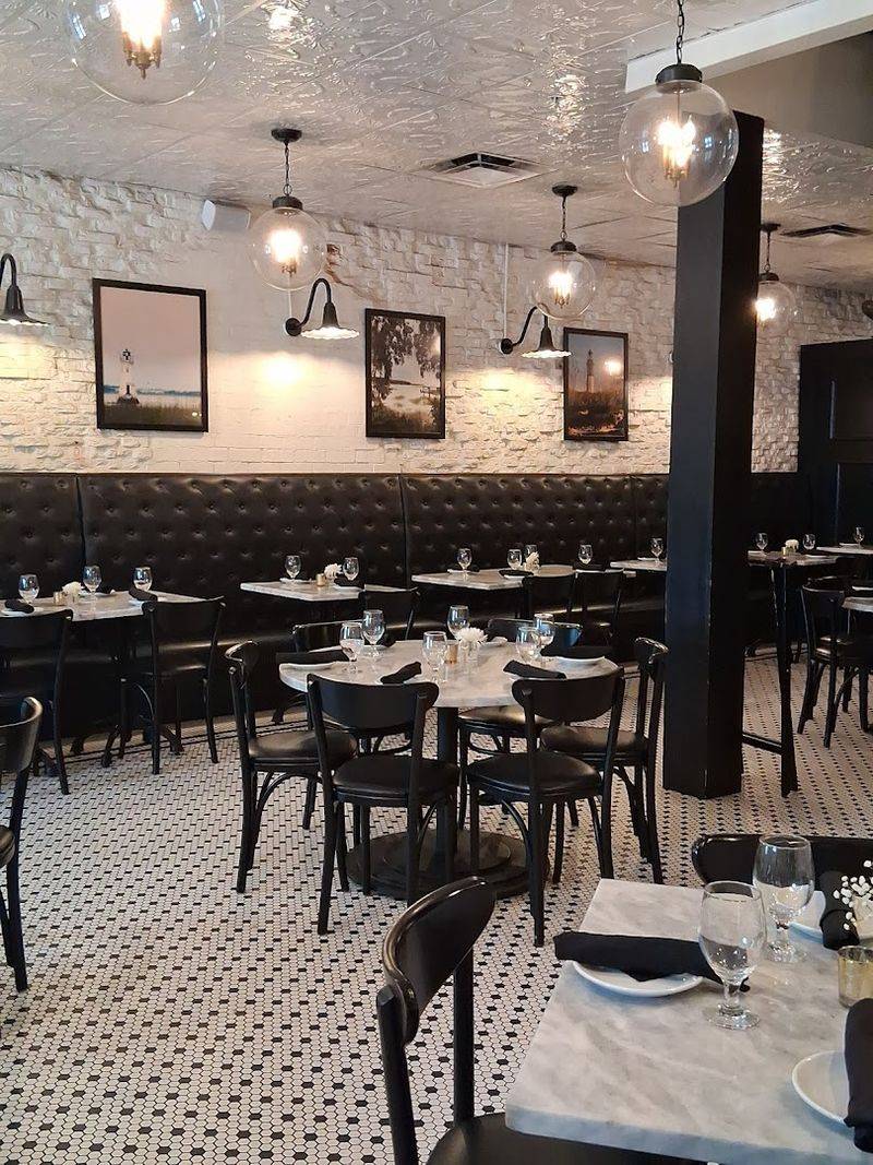 The Complete Guide To Georgia's 15 Most Scenic Restaurants Worth Visiting This July - Decor Hint Vic's On The River