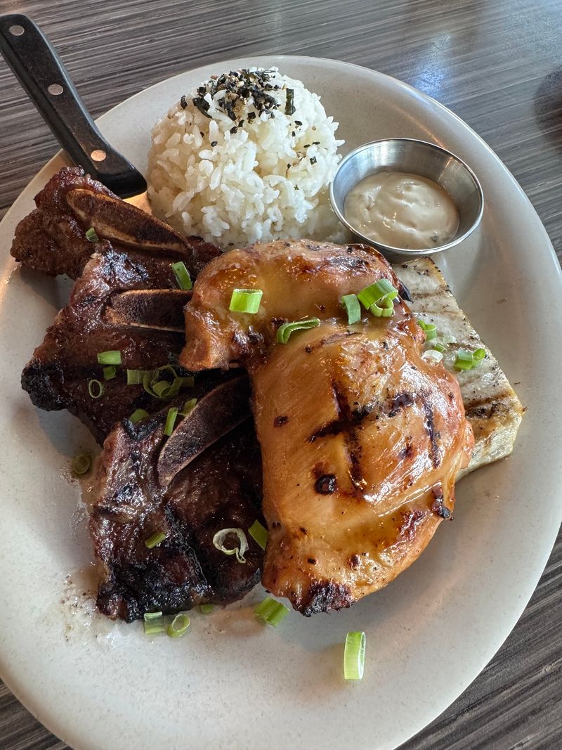 9 Fresh Dining Spots In Honolulu, Hawaii For Your Next Night Out - Decor Hint Highway Inn Kaka'ako