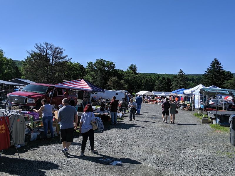 This Pennsylvania Flea Market Has Great Bargains That Require Extra Space In Your Car - Decor Hint Why This Market Keeps Drawing Visitors Back