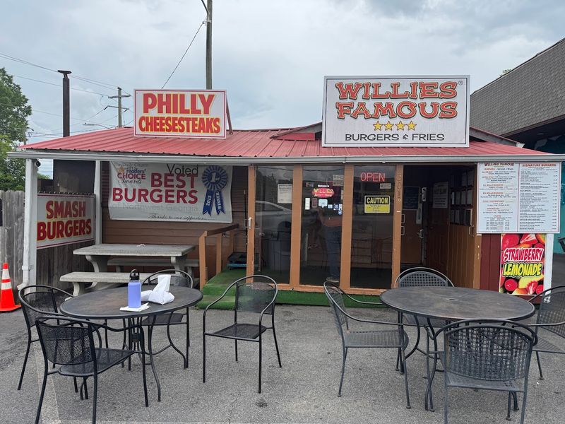 12 Mom-And-Pop Burger Spots In Georgia That Never Disappoint - Decor Hint Willie's Famous Burger And Fries, Dalton