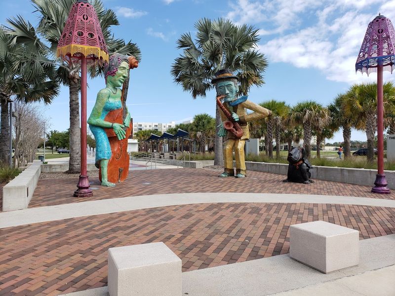 This Underrated 11-Acre Florida Park Is Filled With Massive Whimsical Sculptures - Decor Hint A Dog And Family Friendly Space