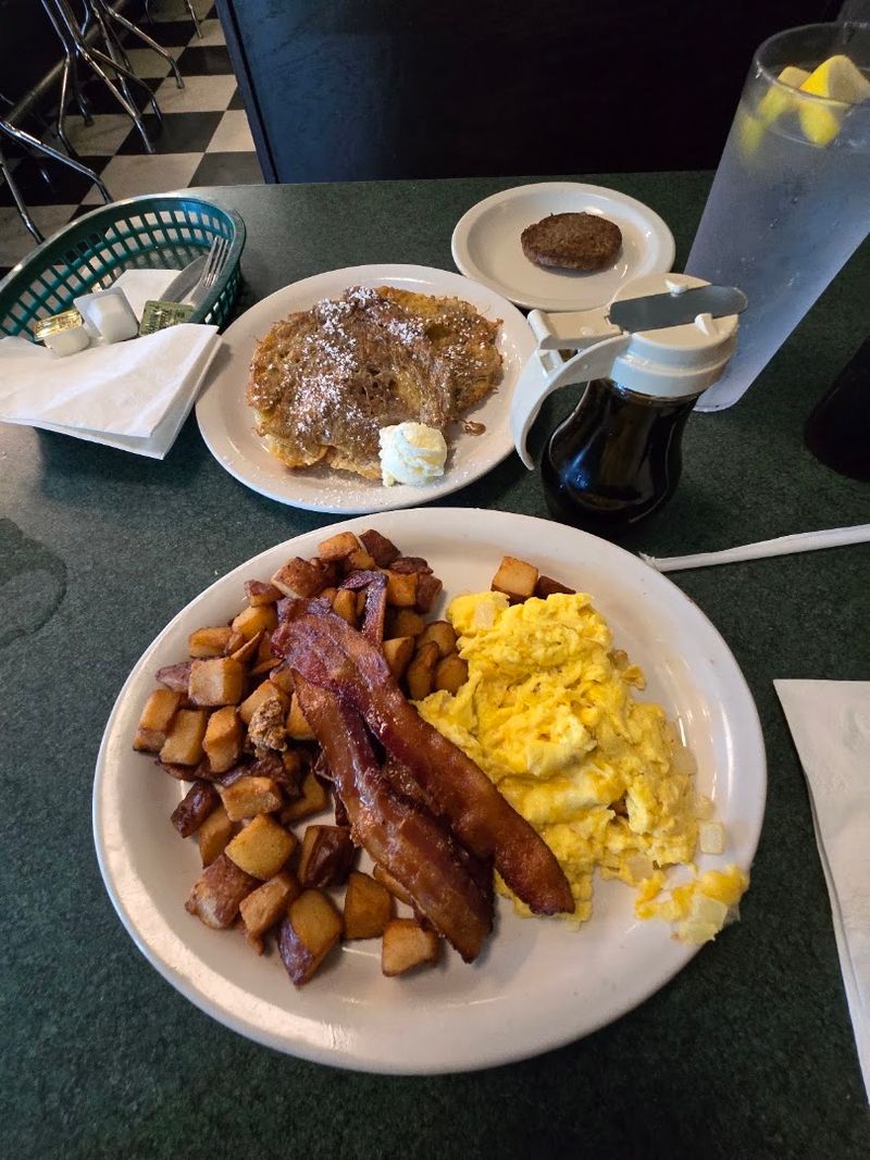 9 Tennessee Mom-And-Pop Diners Worth Pulling Over For - Decor Hint Metro Diner, Murfreesboro