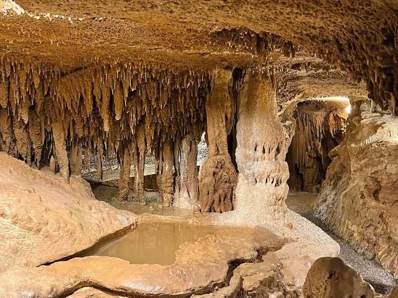 These 14 Kentucky Destinations Offer Full Vacation Experiences Without Spending Over $50 - Decor Hint Crystal Onyx Cave