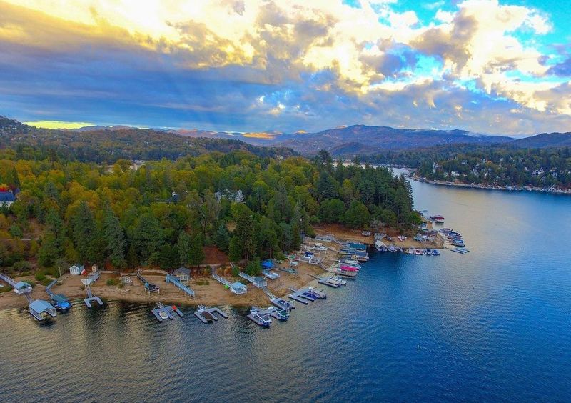 These 10 California Lake Towns Make Summer Escapes Feel Effortless - Decor Hint Lake Arrowhead, Lake Arrowhead