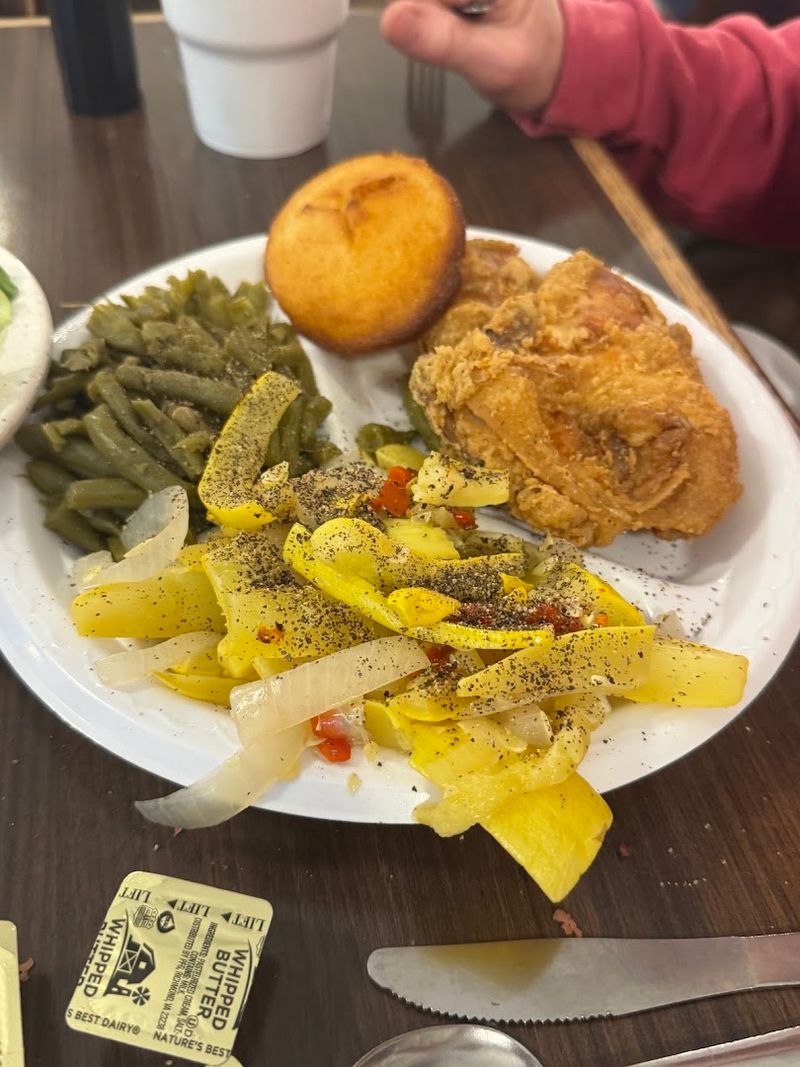 This Georgia Cafeteria Serves Southern Favorites That Keep Locals Coming Back - Decor Hint The Fried Chicken Everyone Keeps Coming Back For