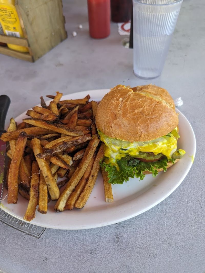 You'll Feel Like You've Stepped Into Happy Days At This Old-School Oregon Diner - Decor Hint Burgers Worth The Hype