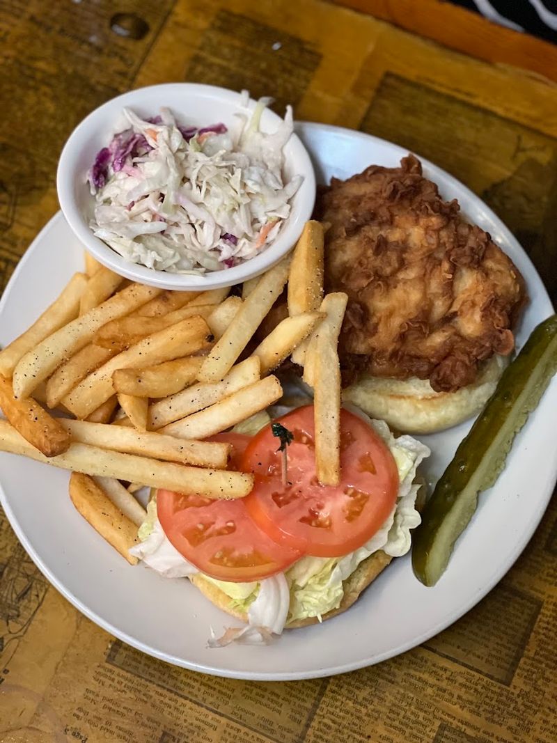 This Connecticut Restaurant Feels Like Stepping Back Into Grandma's Kitchen With Every Bite - Decor Hint Lunch Options That Fill You Up