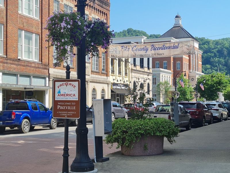 The Gorgeous Little Town In Kentucky That You've Never Heard Of - Decor Hint Downtown Pikeville's Main Street