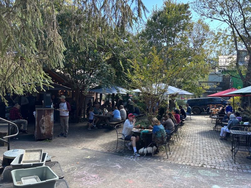 We Found A Flat Rock Smokehouse Where The Brisket Is Worth A North Carolina Road Trip - Decor Hint Make Flat Rock Feel Like More Than A Quick Detour