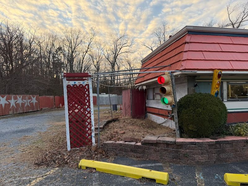 Larry's 50's Diner, Woodbine 
