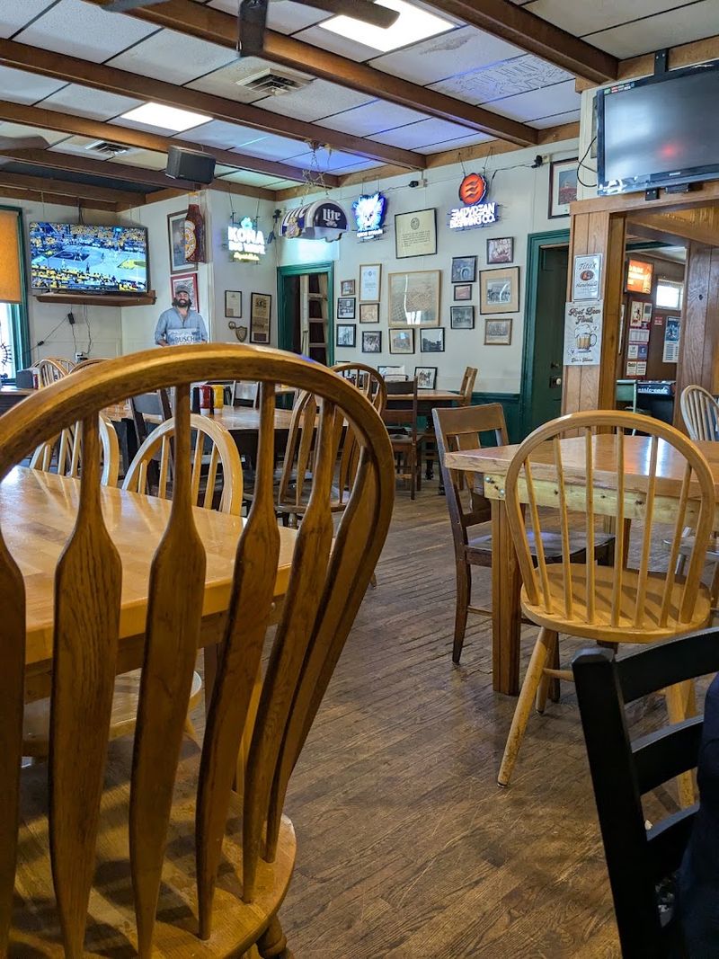 You Haven't Really Seen Nebraska Until You've Dined At These 10 Restaurants - Decor Hint Glur's Tavern, Columbus