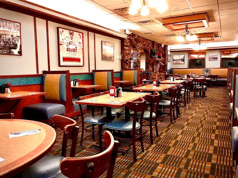 This Connecticut Diner Serves Meatloaf So Good It's Worth The Trip - Decor Hint The Atmosphere That Keeps Families Returning