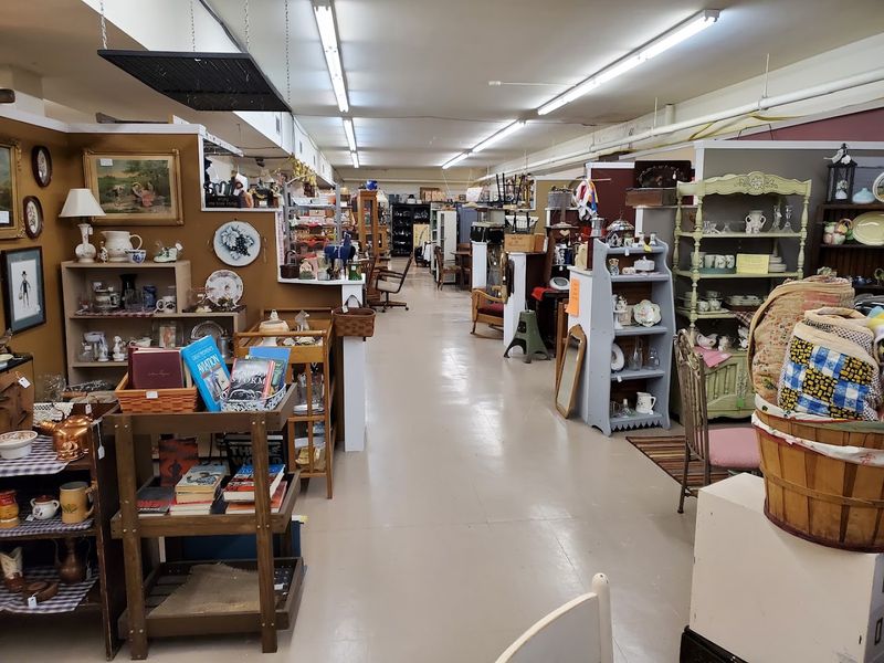 10 Massive Secondhand Shops In Nebraska That Make Treasure Hunting Worth The Trip - Decor Hint Railroad Towne Antique Mall, Grand Island