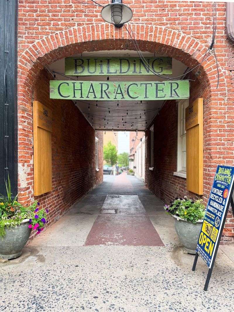 Few Pennsylvania Antique Stores Draw Treasure Hunters Like These 12 - Decor Hint BUiLDiNG CHARACTER, Lancaster