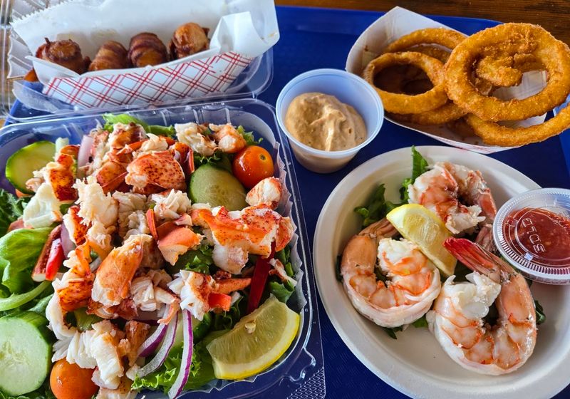 10 Connecticut Seafood Spots Where The Chowder Is Worth The Drive Alone - Decor Hint Captain Scott's Lobster Dock, New London