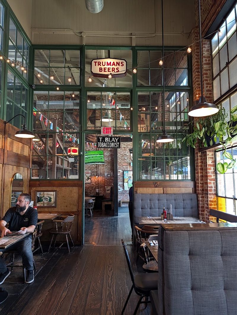 12 Sacramento, California Brunch Spots That Are Well Worth The Weekend Wait - Decor Hint Fox & Goose Public House