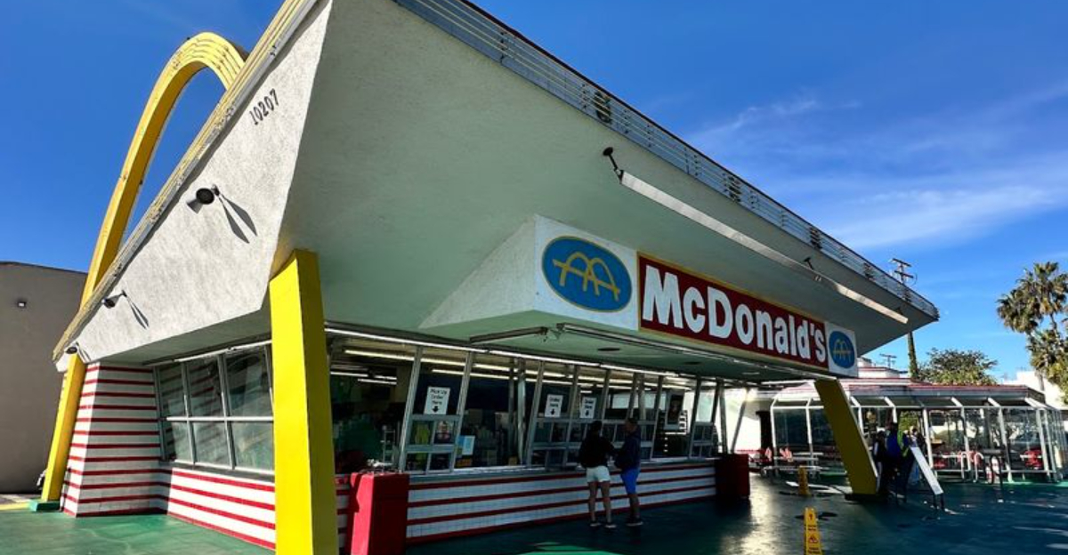 California Has A McDonalds So Retro It Looks More Like A 1950s Movie Set Than A Drive Thru - Decor Hint