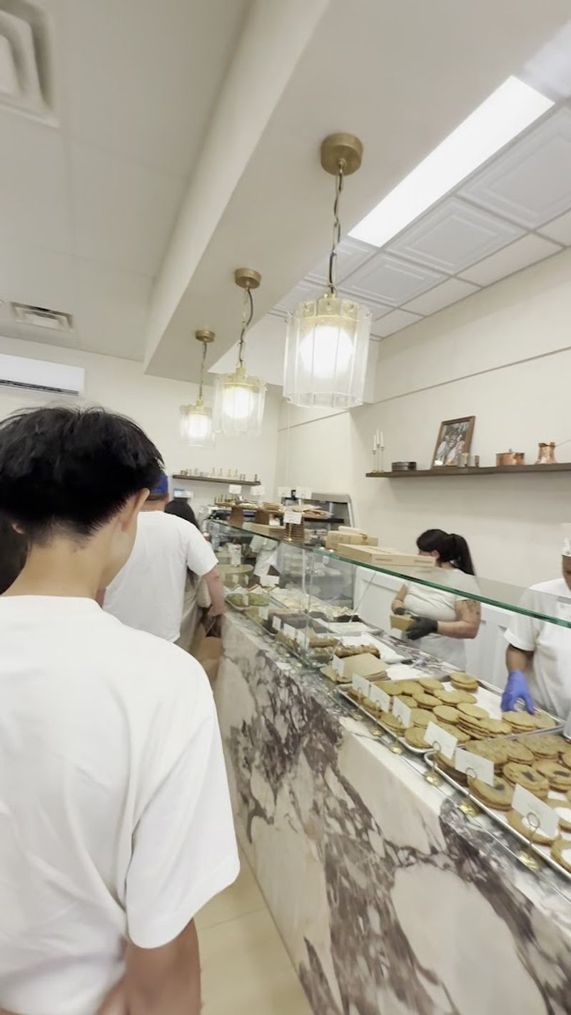 California's Viral Cinnamon Roll Bakery Has Pasadena Showing Up Before Noon - Decor Hint Viral Fame Hit Before The Grand Opening Glow Faded