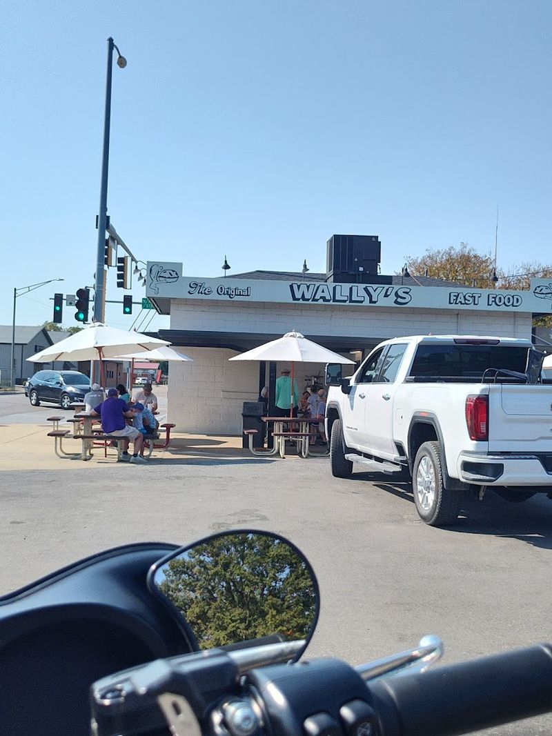 Locals Have Lined Up At This Tiny Illinois Drive-In For The Best Burgers Since 1951 - Decor Hint Lines That Tell A Story